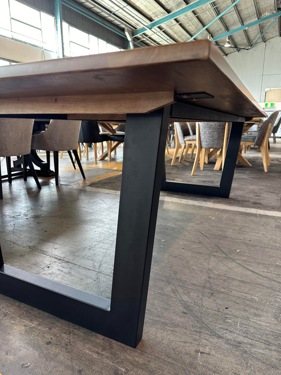 Zeren Dining Table with a Solid Steel Frame